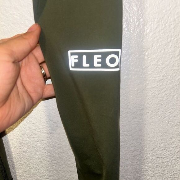 Fleo Green Athletic Leggings Streamlined Design - Picture 3 of 4